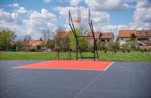 košarkaški teren na zelenom polju