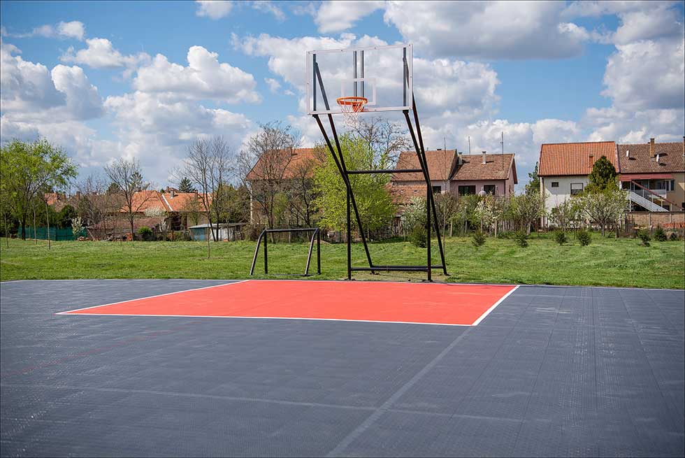 Zeleno polje dobija savremeni košarkaški teren na otvorenom