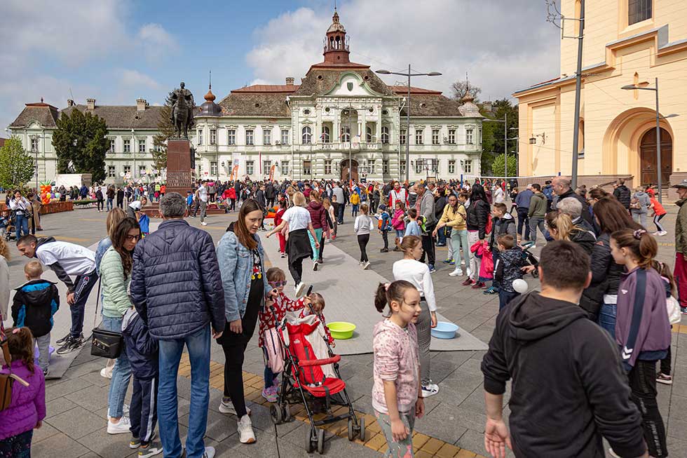 Na Trgu slobode održan sedmi dečiji festival „Uskršnje jaje“