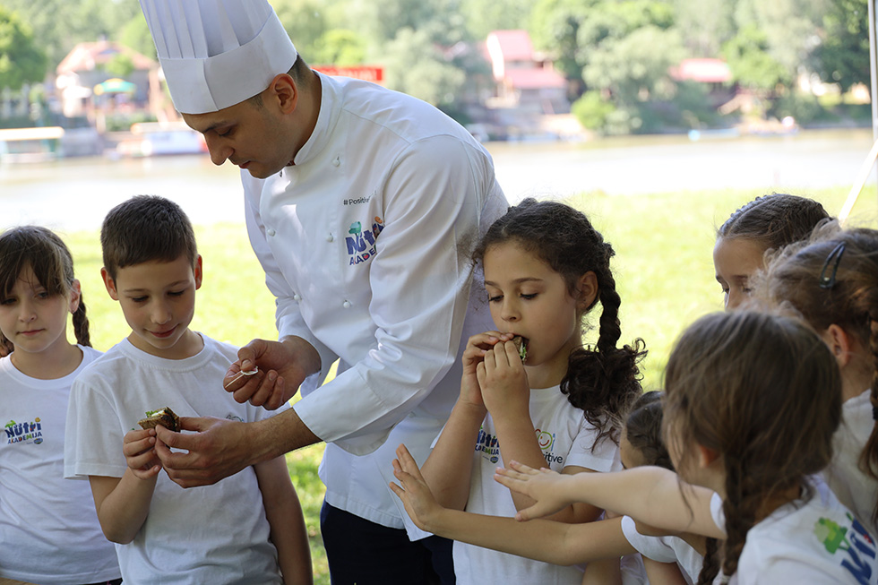 Mališani pripremali zdravu hranu na izletištu Tisa (Foto)