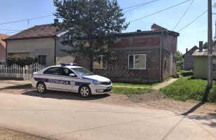 policija ispred kuće u kojoj se desilo ubistvo