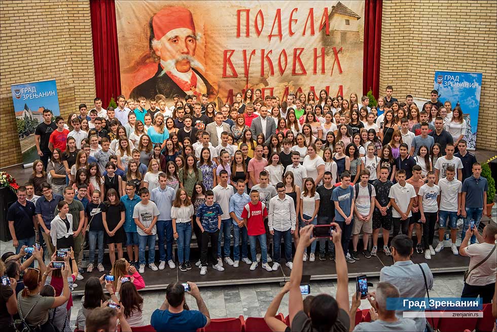 Najuspešnijim osnovcima i srednjoškolcima uručene diplome „Vuk Karadžić“