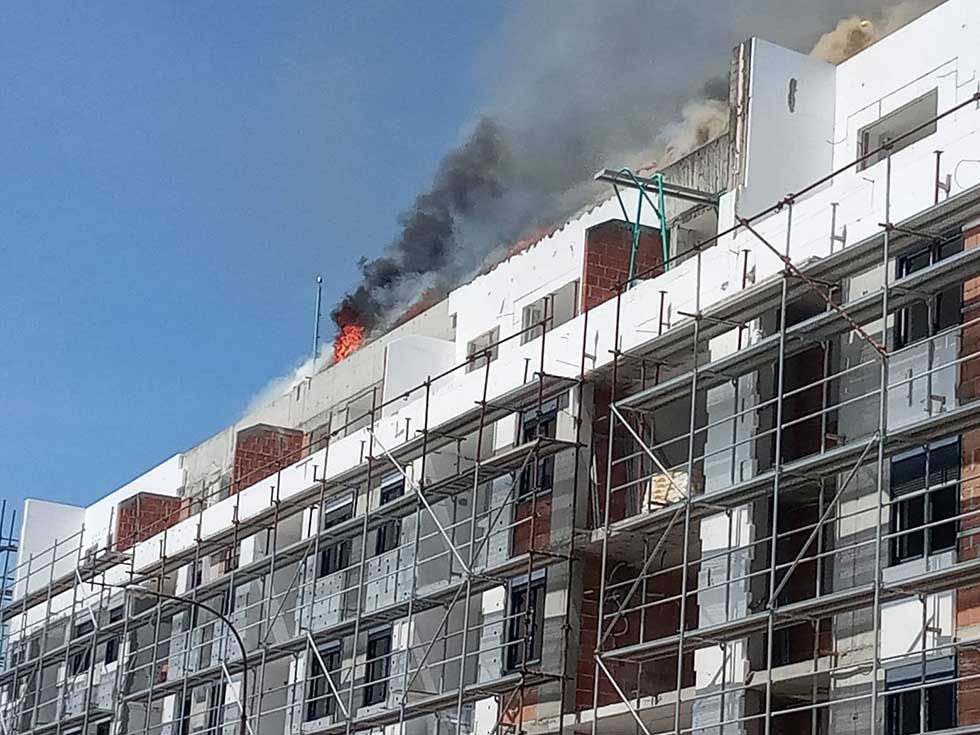Izbio požar na vrhu nove zgrade kod stare pijace (Video)
