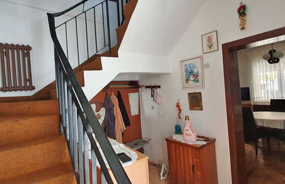 Na prodaju spratna dvojna kuća u naselju Gradnulica (Foto)