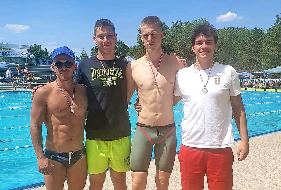 Trener zajedno sa plivačima u bazenu: Muška štafeta osvojila zlato