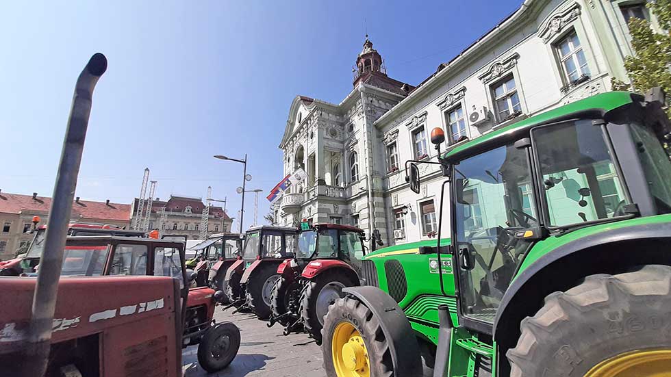 Poljoprivrednici iz grada i okolnih sela došli traktorima pred Gradsku kuću
