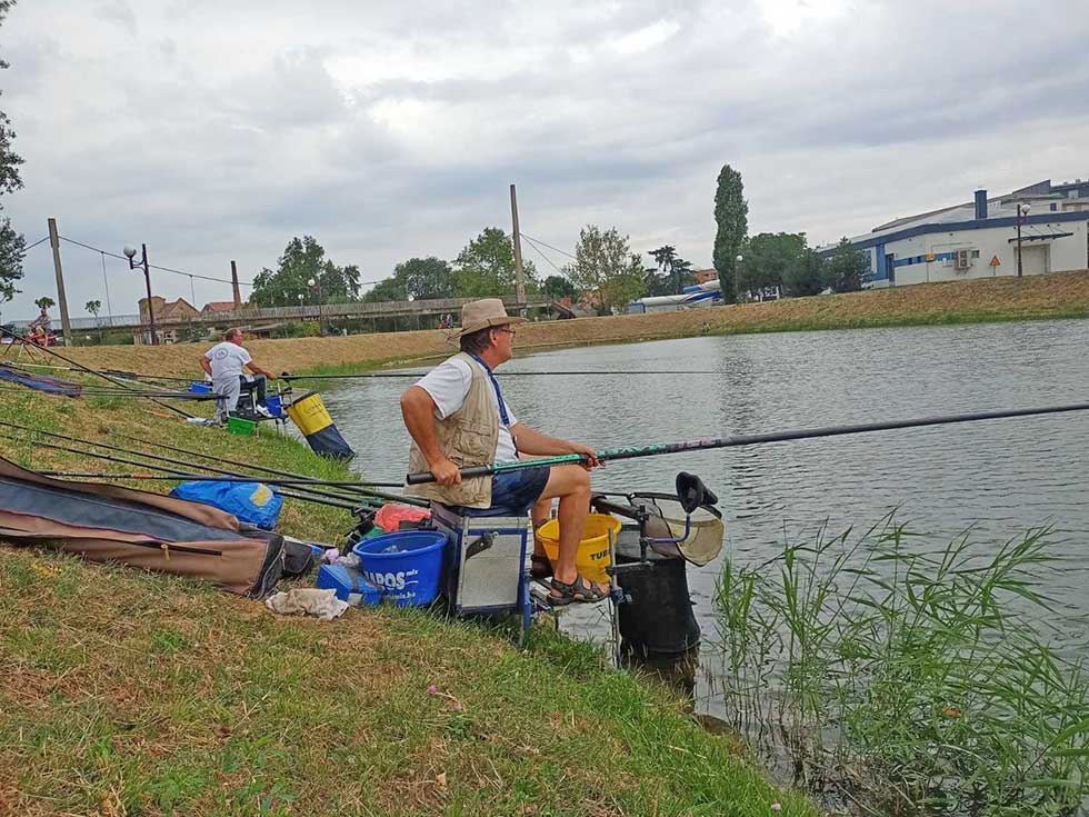 Tradicionalni ribolovački kup održan na centralnom gradskom jezeru (Foto)