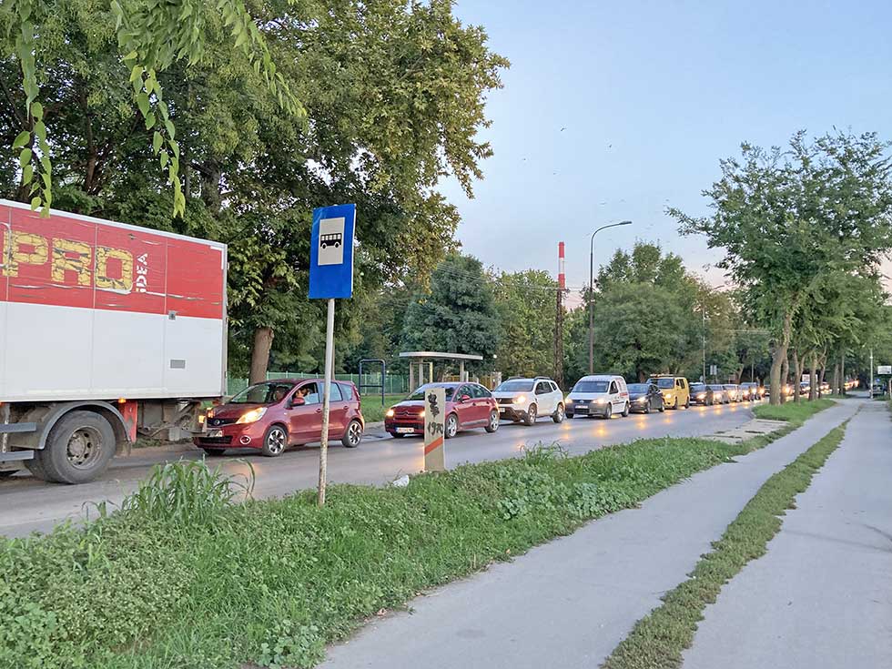 Haos u saobraćaju u Pančevačkoj ulici: Ogromne gužve, naročito u špicu