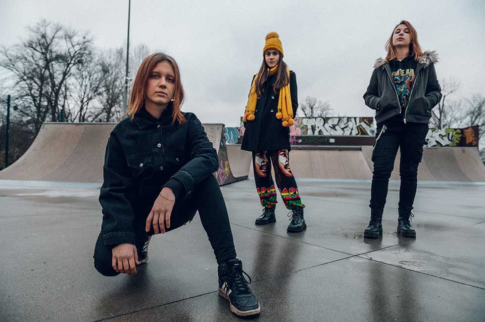 Predstavljamo vam bend RESTORE: Tri devojke „praše“ na bini