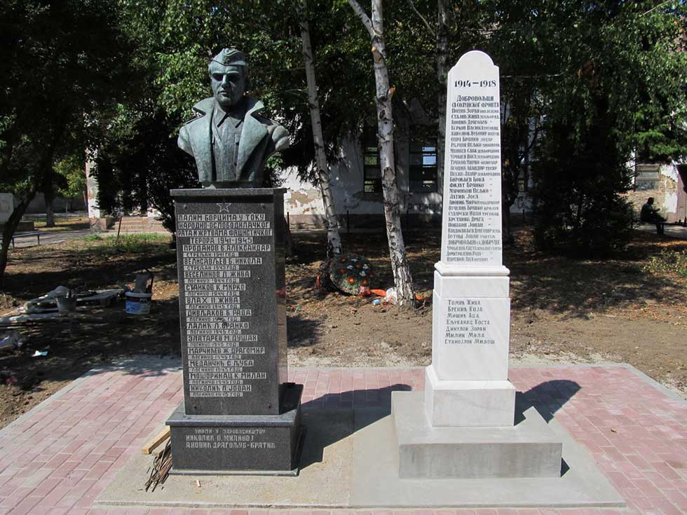 Jedan pored drugog stoje dva spomenika – palim borcima i dobrovoljcima