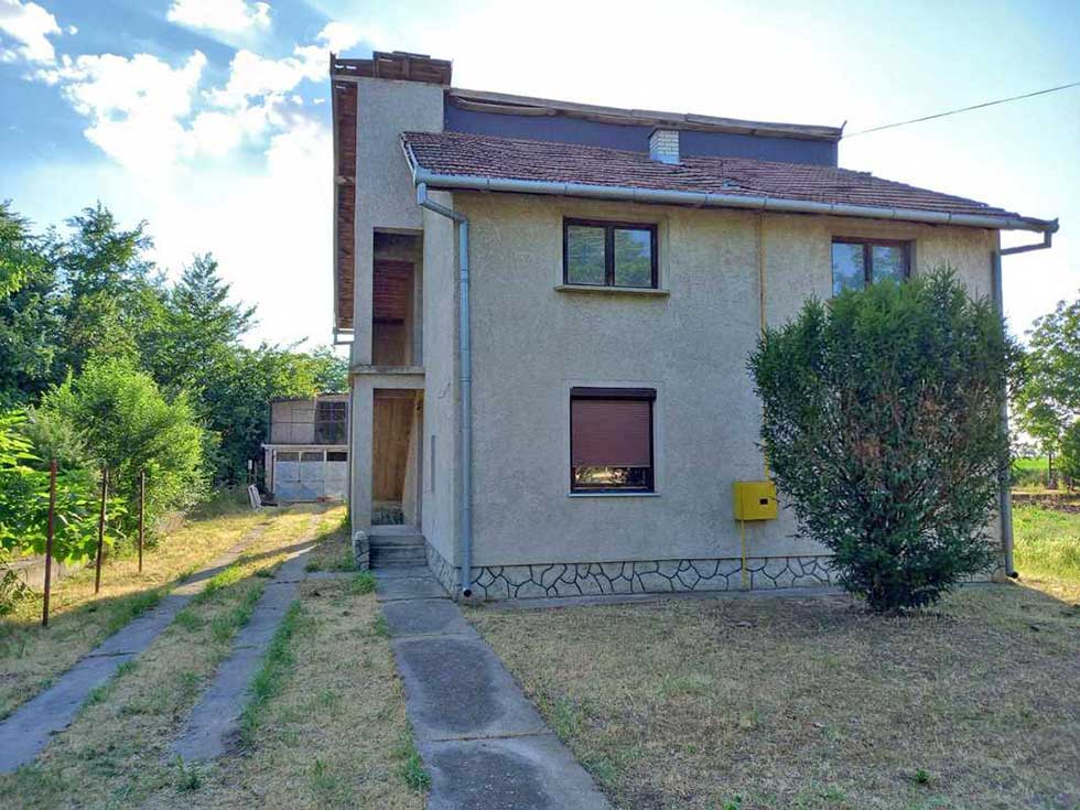 Na prodaju trosobna kuća u Zlatici, cena 24.000 evra (Foto)