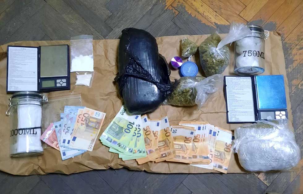 Zaplenjeni droga i novac zarađen od dilovanja, uhapšene tri osobe