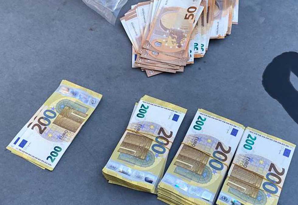 Pas otkrio skrivene devize: Sprečen pokušaj krijumčarenja 66.000 evra