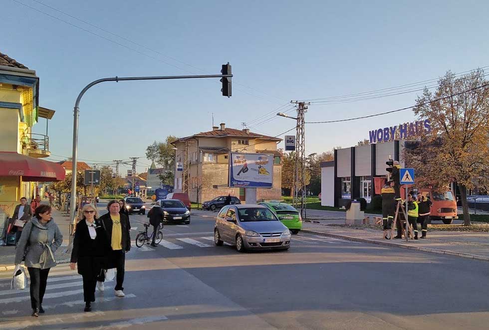 U toku montaža semafora na raskrsnici Obale Sonje Marinković i Obilićeve