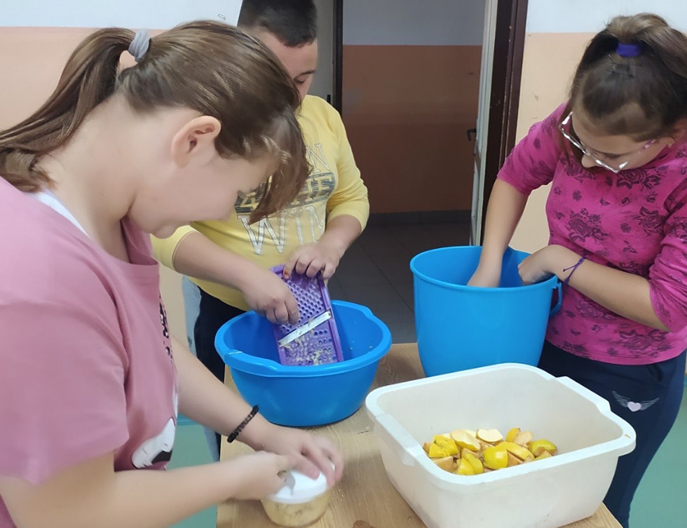 Osnovci i njihova nastavnica skuvali džem od dunja ubranih u školskom voćnjaku