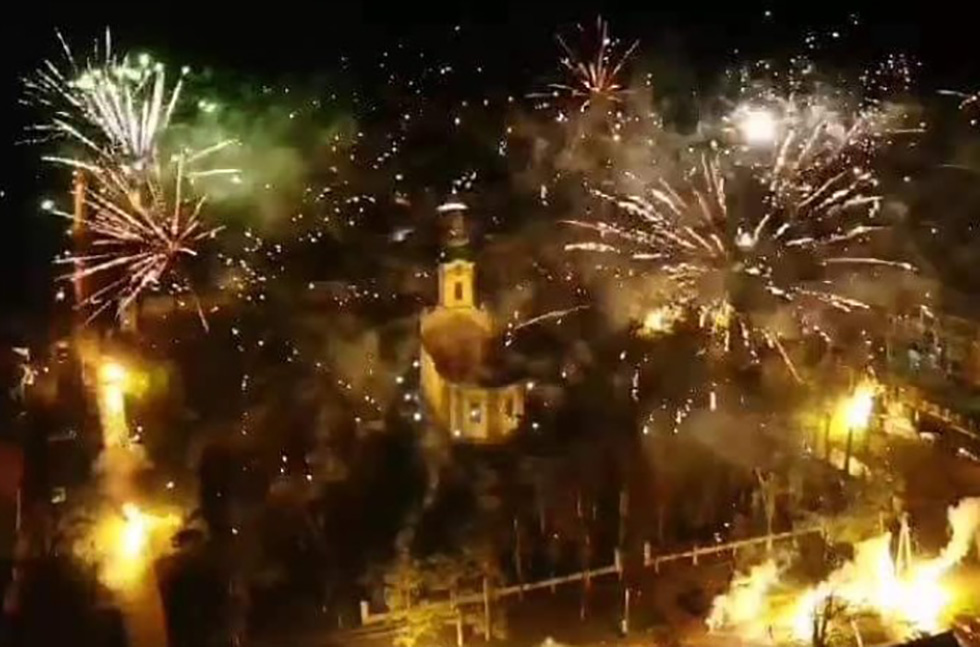 Sto momaka, 80 baklji i 1.200 raketa: Ovako je bilo na Badnje veče u Čenti (Video)