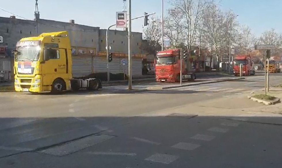Nesvakidašnji prizor u Zrenjaninu: Svečana vožnja kamiona za Božić (Video)