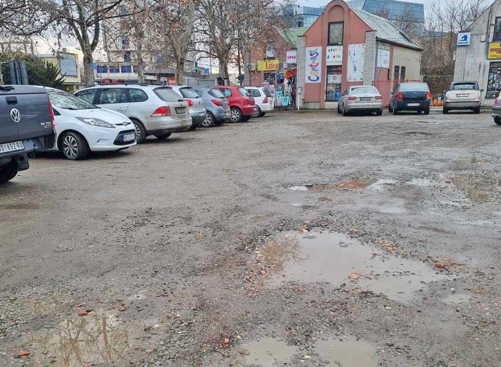 Ovo privremeno parkiralište liči na sve samo ne na parking, al’ se zato „usluga“ naplaćuje