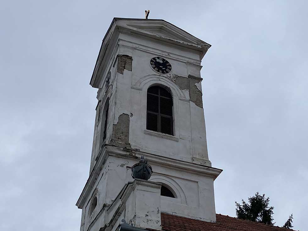 Slovačka evangelička crkva u lošem stanju, staza kraj nje ograđena zaštitnom mrežom