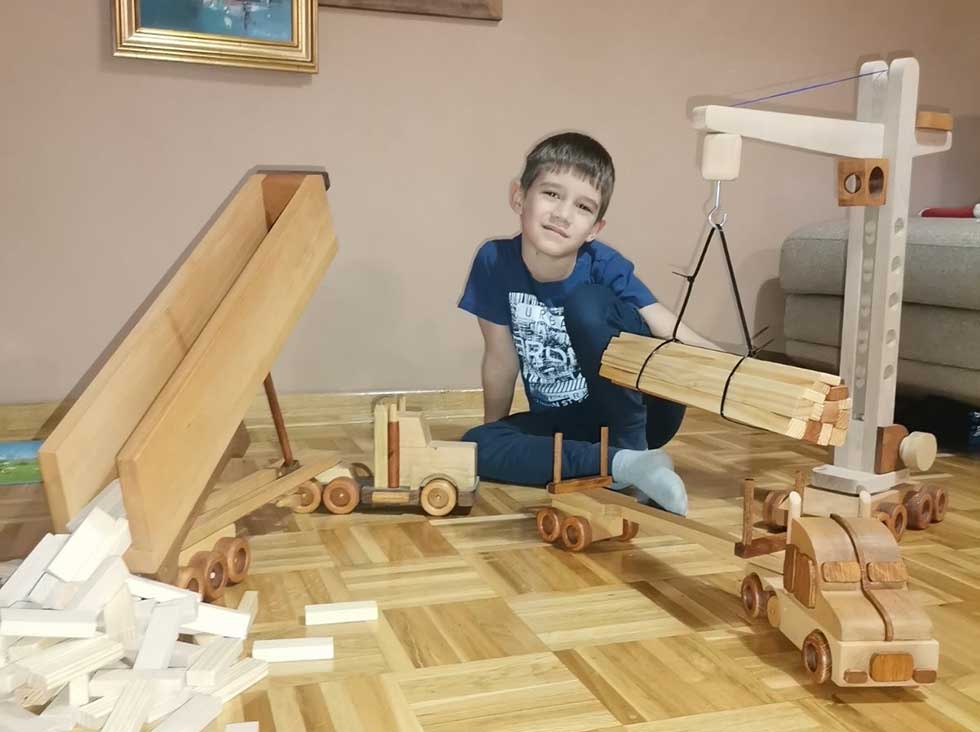 Strahinja Spasojević pravi jedinstvene dečije igračke od drveta (Foto)