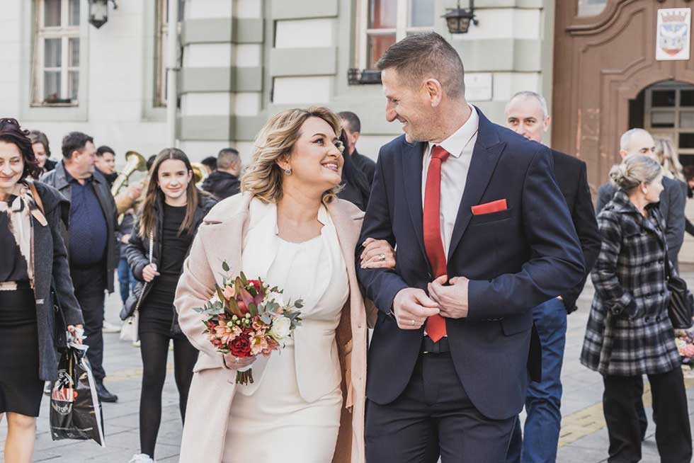 Srećnim mladencima čestitamo: Oni su se venčali pred matičarem u Zrenjaninu (Foto)