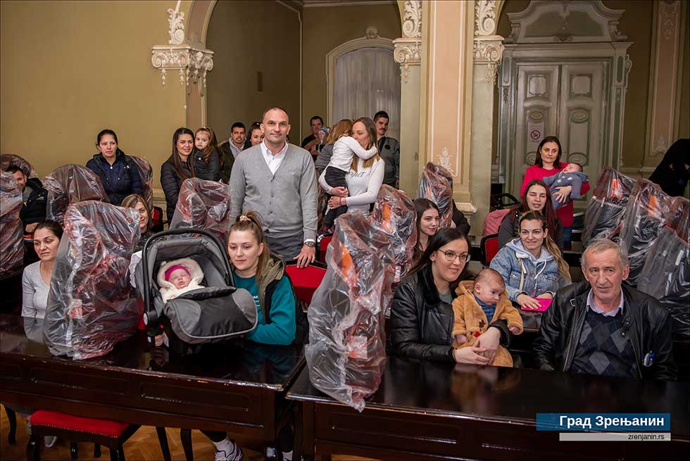 Uručeno prvih 60 auto-sedišta za bebe rođene ove godine u Zrenjaninu