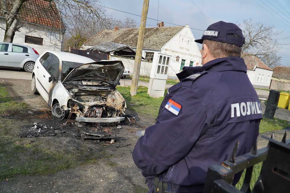 Zapaljen automobil člana SSP u Elemiru, pretpostavlja se da je bačen Molotovljev koktel