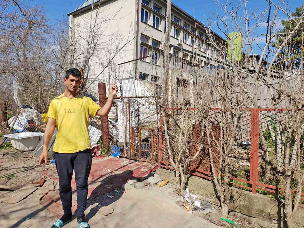 Naser Šabani ima nesvakidašnji problem: Kuća mu se našla iza školske ograde! (Foto)