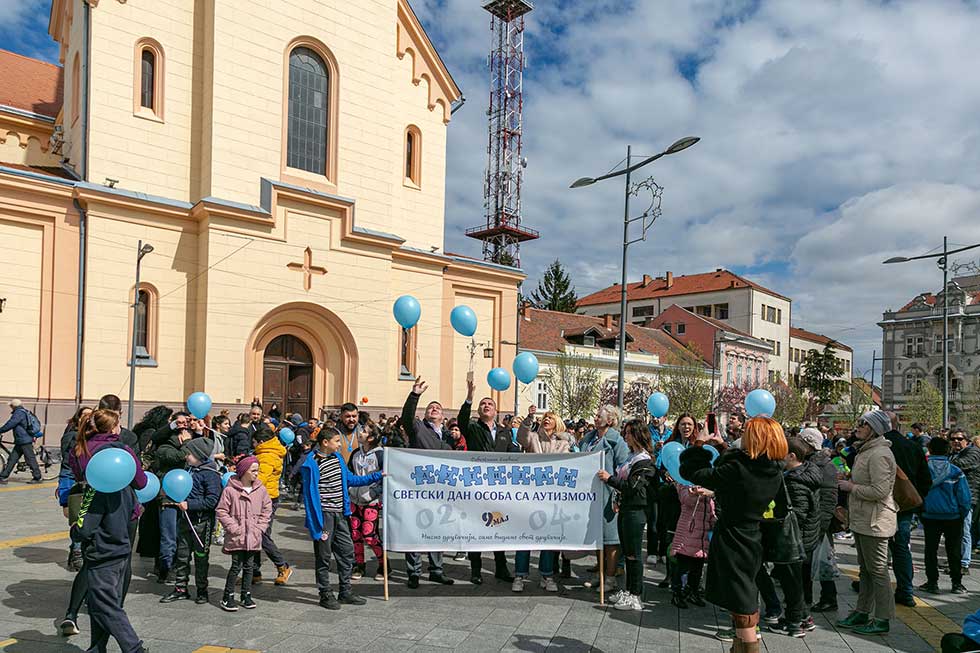 Put neba poleteli plavi baloni: U Zrenjaninu obeležen Svetski dan osoba sa autizmom