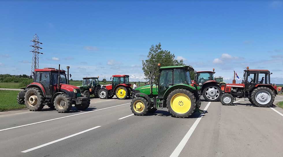 Nezadovoljni poljoprivrednici i danas blokirali put Zrenjanin – Novi Sad