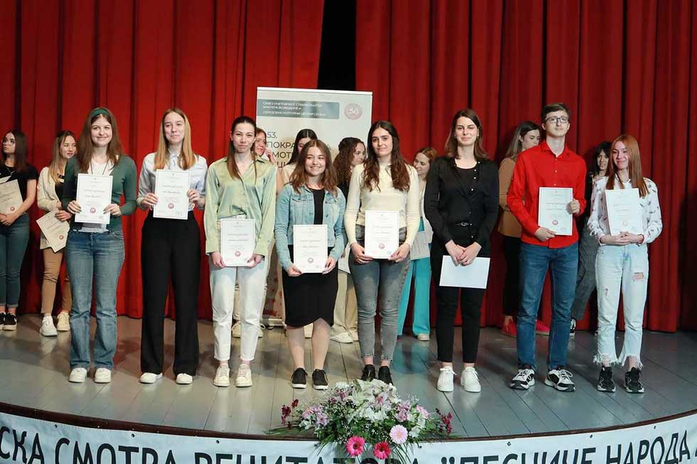 Sedmoro đaka iz našeg okruga osvojilo zlatne diplome na Pokrajinskoj smotri recitatora
