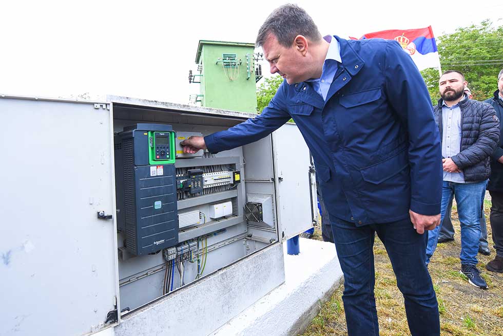Igor Mirović pustio u rad postrojenje za distribuciju vode u Radojevu