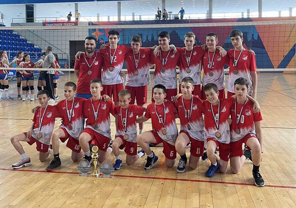 Mladi odbojkaši ostvarili veliki uspeh: Pretpioniri Proletera treći na prvenstvu Srbije
