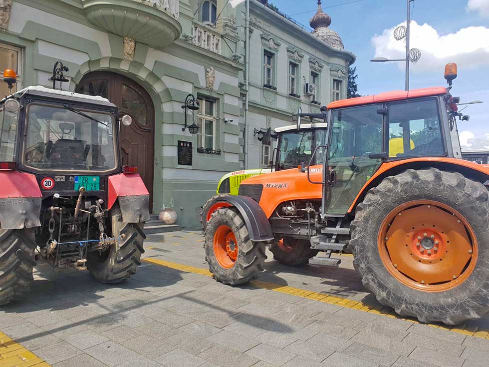 Protest poljoprivrednika: Traktorima došli pred Gradsku kuću (Foto)