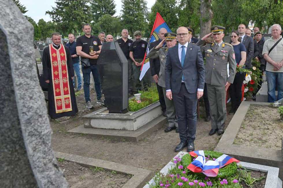 Ministar odbrane Miloš Vučević položio venac na grob palom heroju Savi Erdeljanu