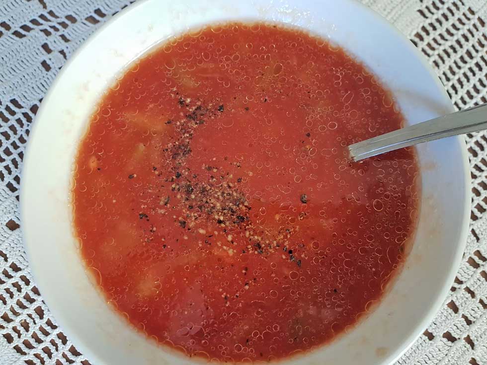 Šta kuvati i jesti na ovim vrućinama: Naš predlog je paradajz čorba sa tikvicama