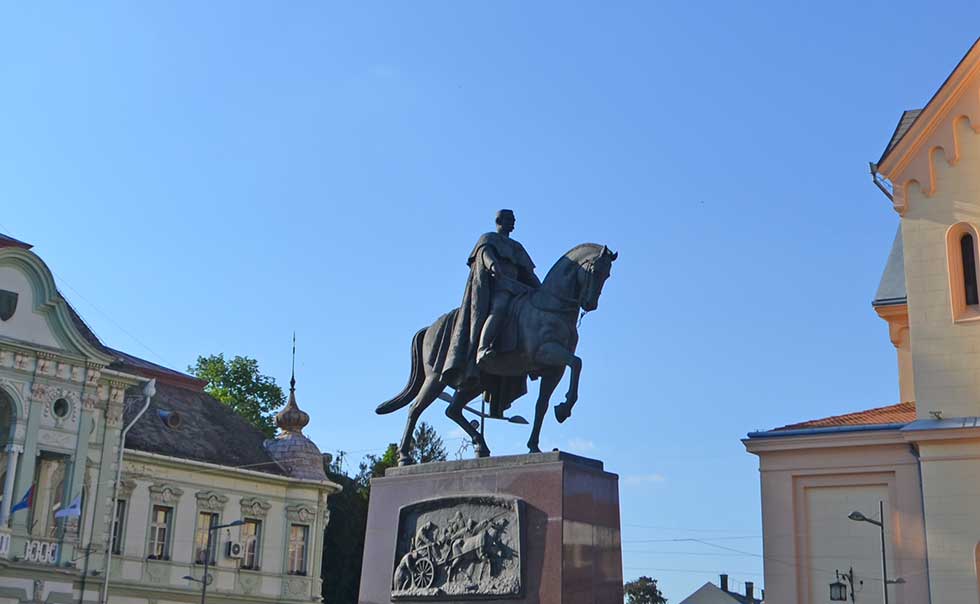 Spomenik kralju Petru I Karađorđeviću već 17 godina krasi Trg slobode