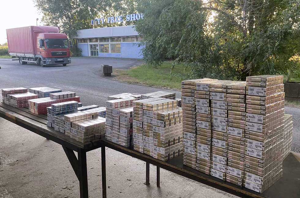 Zaplenjeno 270 boksova cigareta: Prostor za klimu u kombiju pregrađen radi krijumčarenja