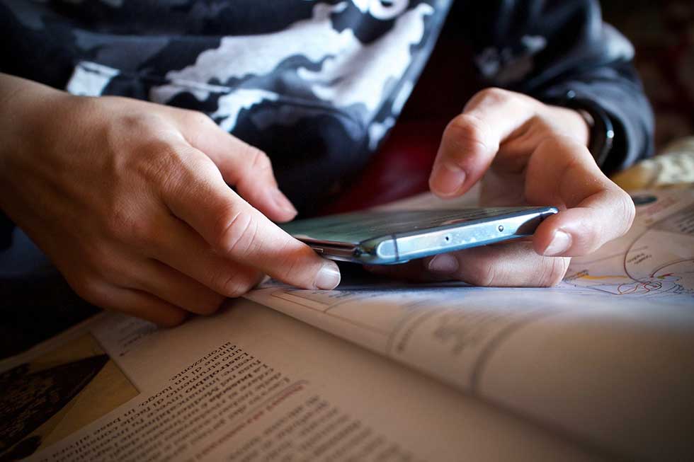 Školama u Zrenjaninu preporučeno da ograniče upotrebu mobilnih telefona