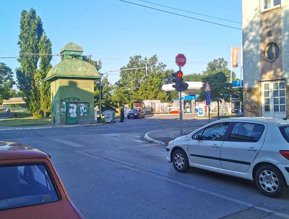 Semafori na raskrsnici Obale Sonje Marinković i Obilićeve jutros pušteni u rad