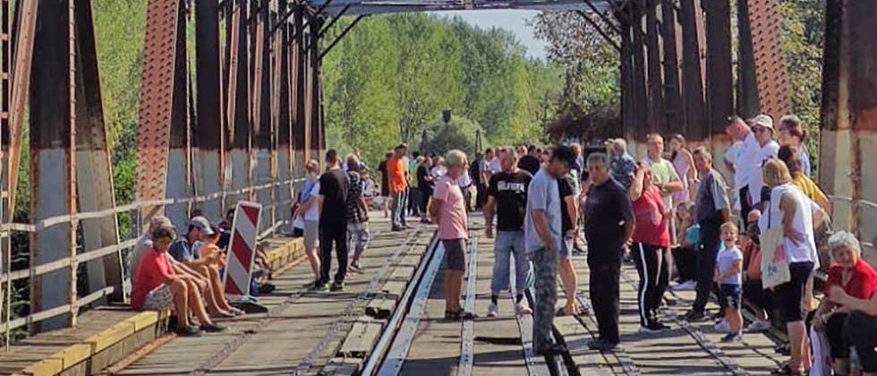 meštani blokirali drumsko-železnički most na tamišu