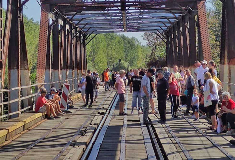 Meštani Tomaševca i Orlovata blokirali drumsko-železnički most na Tamišu (Foto)