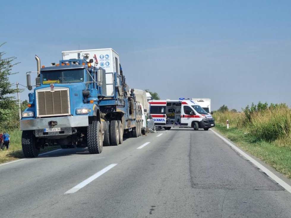 Na putu Zrenjanin – Melenci: Lančani sudar tri teretna vozila i automobila