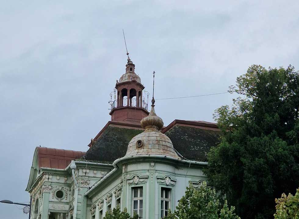 LSV upozorava: Nakrivio se vrh kupole na Gradskoj kući (Foto)