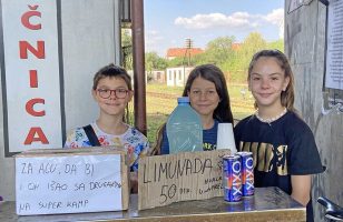 učenici prodaju limunadu
