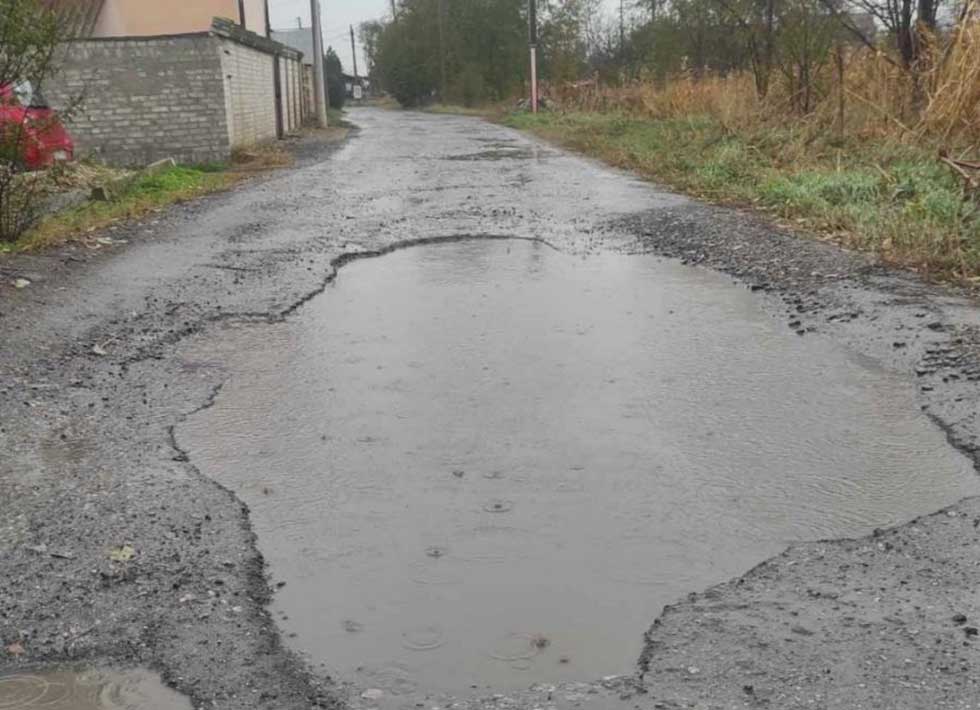 Ko bi rekao da živimo u 21. veku: Barskom ulicom je nemoguće proći (Foto)