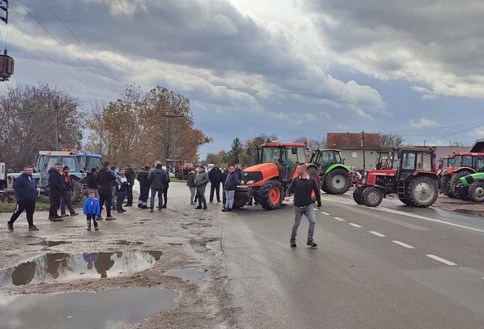 Protest poljoprivrednika treći dan zaredom: Blokade kod Čente, Aradca i Srpske Crnje