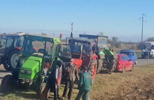 poljoprivrednici blokirali put idvor - sakule