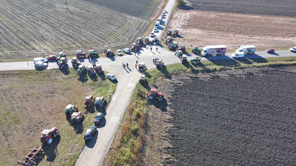 Poljoprivrednici protestuju četvrti dan: Blokiran i put Idvor – Sakule (Foto)