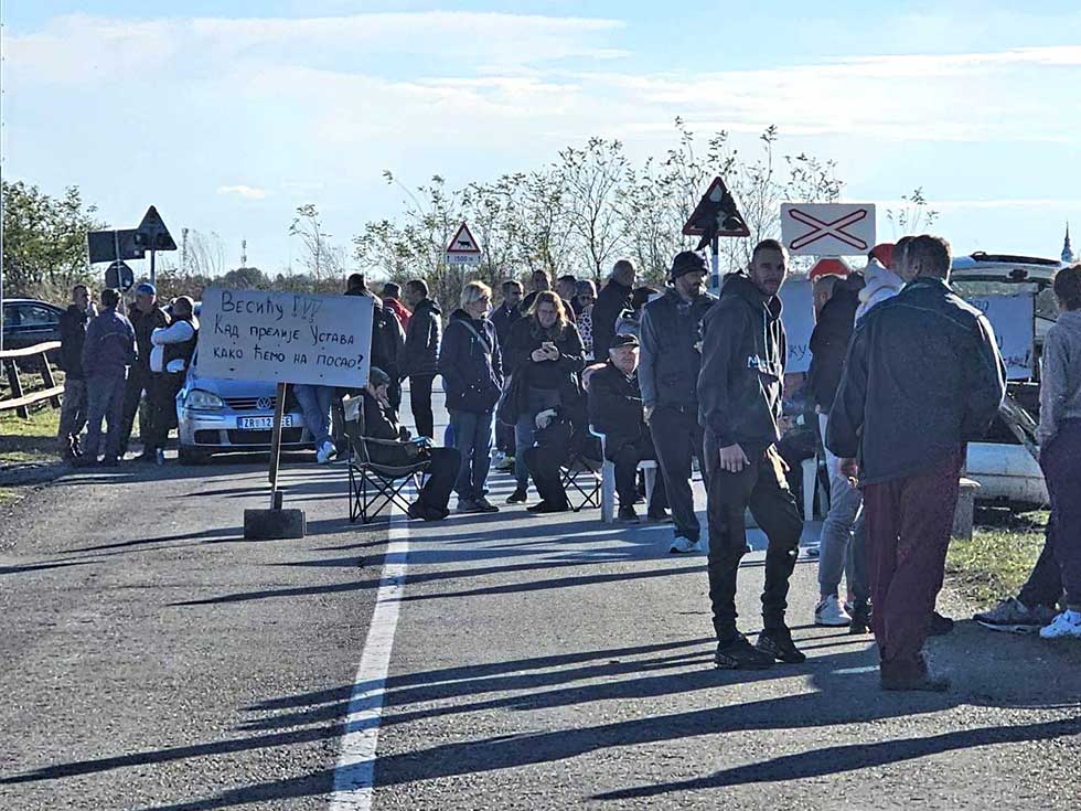 Ne odustaju od zahteva: Nezadovoljni meštani blokirali put između Tomaševca i Uzdina